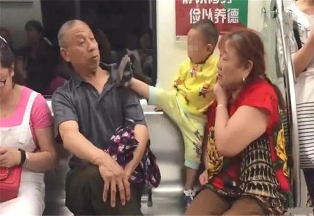 [超级宝妈]又一个孩子被养废！地铁内这个小男孩的举动令人唏嘘：太悲哀