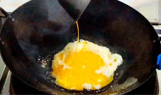 西红柿炒鸡蛋很多人第一步就没做对，难怪不好吃，教你饭店做法