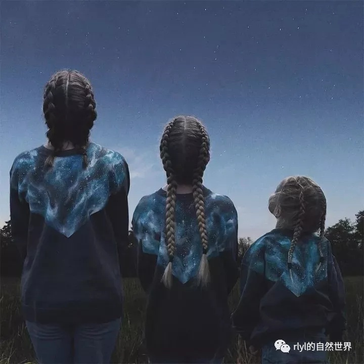 「细雨微凉」母女三人凭借一组照片爆红ins，网友直呼：又来骗我们生女儿。