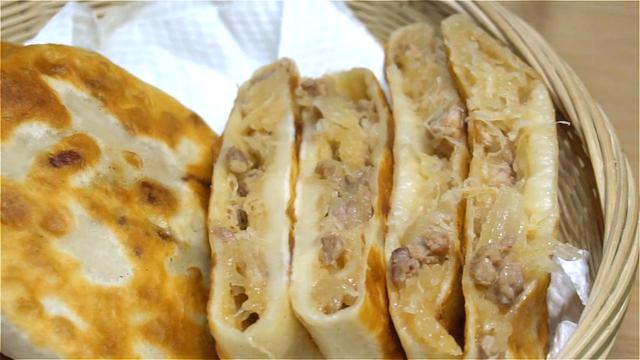 萝卜馅饼家常做法，皮薄馅大，味道鲜美，一家人都爱吃，太香了