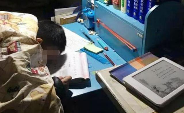 超级宝妈：孩子成绩下滑，妈妈群里抱怨作业多，老师发一张照片后悄无声息