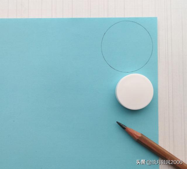 超级宝妈▲幼儿园简单小手工，用卡纸粘贴小鸟的教程，可以当手工作业