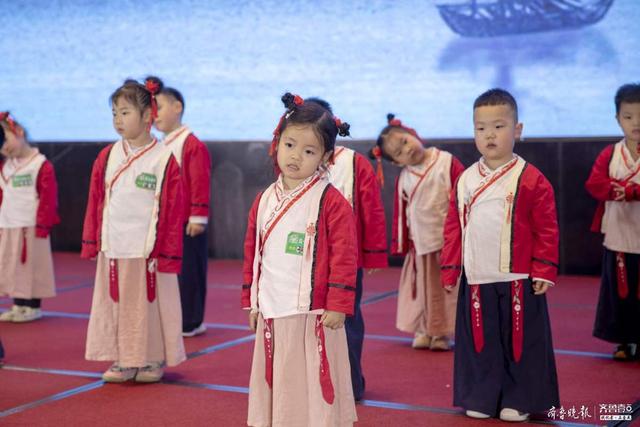 金乡这家幼儿园举办第一届迎新年亲子音乐朗诵会