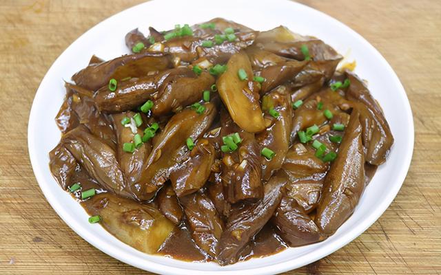 吃腻了大鱼大肉，来一盘酱汁茄子，不蒸不油炸，下酒下饭易操作