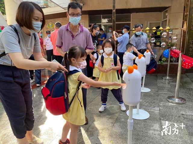超级宝妈|直击｜广州萌娃返园首日，老师家长“成功交接”