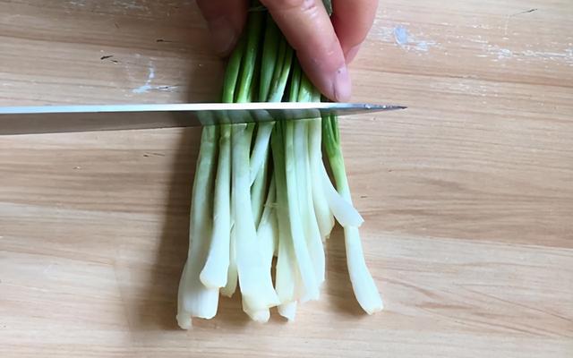 冬季，吃萝卜正当时，教你花样包萝卜丝包子，皮薄馅大，解馋管饱