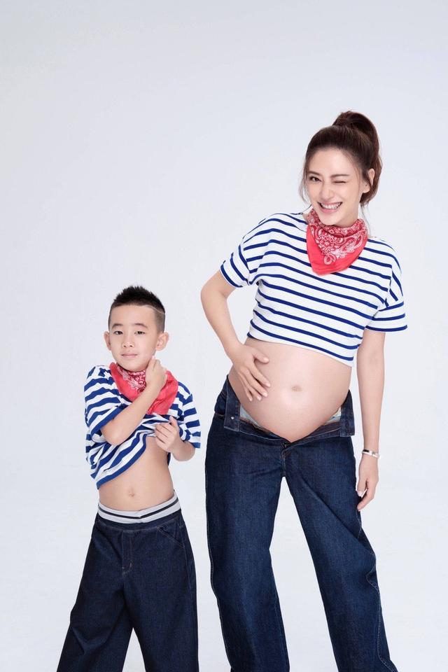 陈小春二胎儿子Hoho的正面照，样子可爱极了|影视交流地