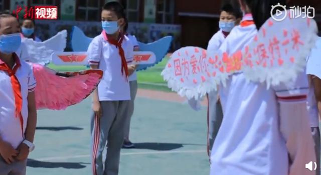 『你的育儿经』幼儿园为小朋友定制防护帽小黄帽，园长：能防晒又有防护作用