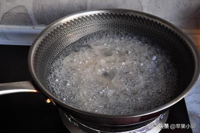 零难度的麻酱宽粉，尝一根满口香，连主食都不用配，一碗管饱