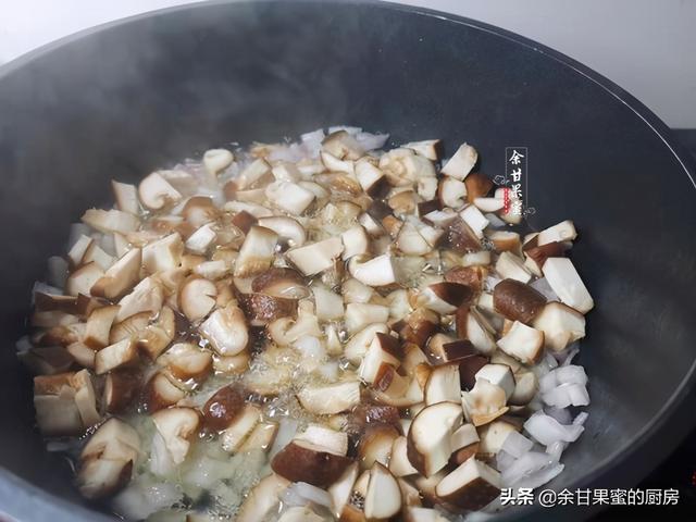 香菇鸡肉糯米卷，我家学生早餐，煎一煎上桌，鲜香味美