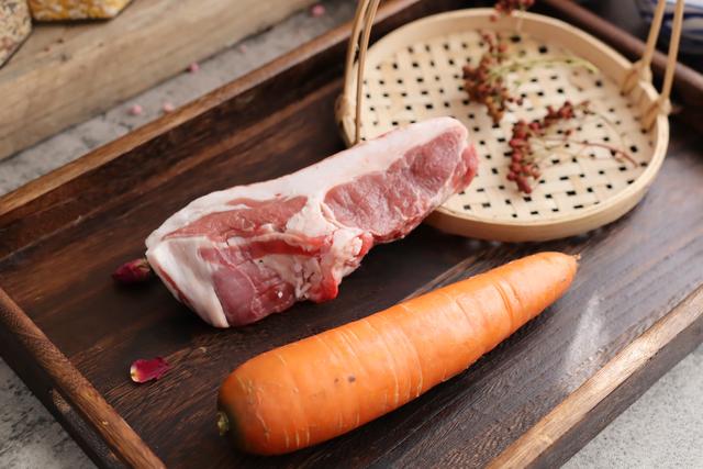 煮羊肉汤时，记住“2用1多放”，汤奶白浓郁，膻味小味道鲜香