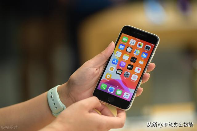 再也不用扫描仪了，苹果手机按下这个按钮，所有纸稿秒变电子档