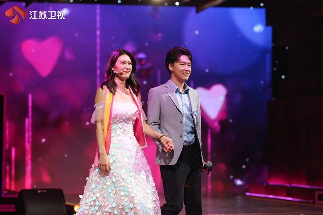 婚后要不要和父母同住？《新相亲大会》热议“陪伴”和“相处”|江苏卫视