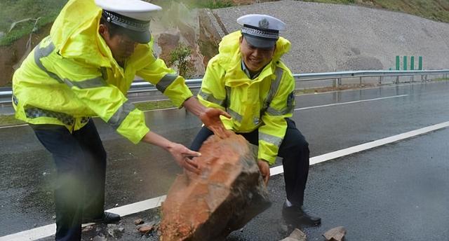 高速上开车遇到石块怎么办？交警：记住这个方法，既安全又实用！