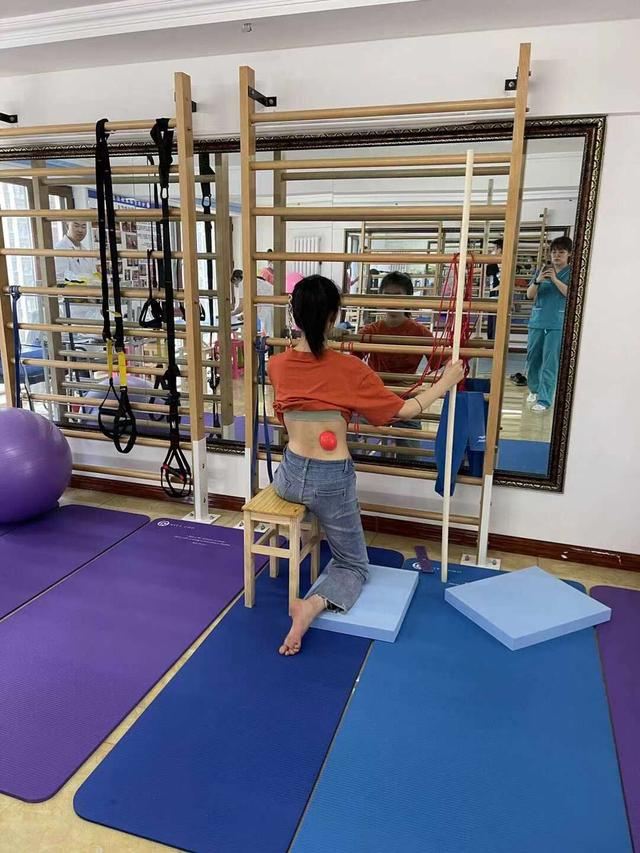 脊柱|脊柱弯曲超135度，19岁女孩“矮了”13厘米