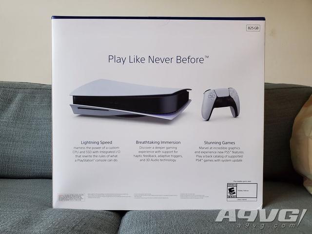 PS5主机外包装展示及DualSense手柄的开箱