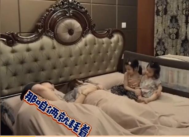 你的育儿经■两萌娃半夜被爸爸鼾声惊醒，和妈妈一起静坐看“表演”：我太难了