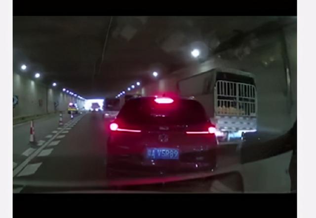 本田隧道内变道，放过国产车，只撞劳斯莱斯，什么操作？