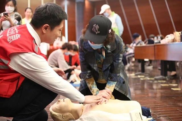 急救|手上为啥比划“一把剪刀一把菜刀”？市一医院让急救知识跨界出院