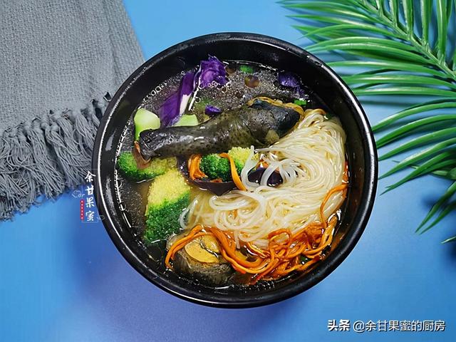 米粉，我家常做的早餐，比馄饨饺子快，煮一煮上桌，暖胃管饱