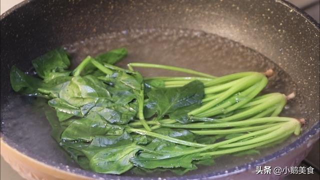 [你的育儿经]孩子不爱吃菠菜，妈妈加4个番茄这样做一锅，孩子吃得比辣条还香
