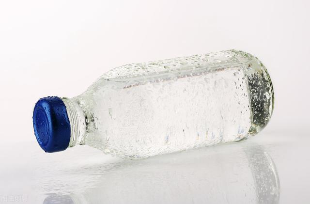 你是否等到口渴才喝水？4大关于喝水的"陋习"不仅伤胃还伤心脏