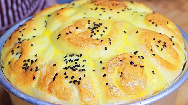 面粉里加2个鸡蛋，学会这样做，柔软拉丝，太香了，出锅瞬间抢光