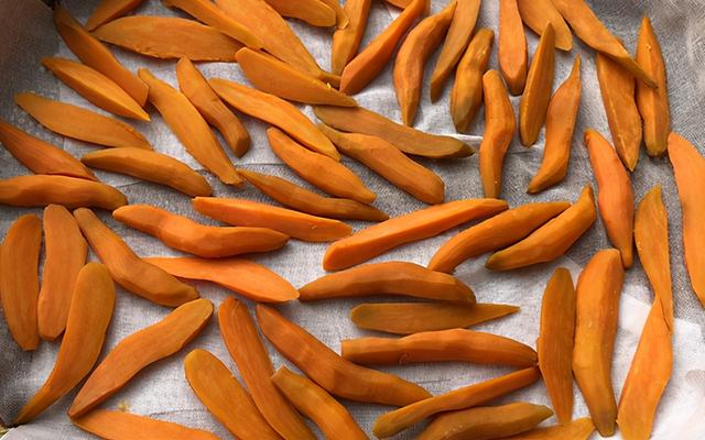 吃不完的红薯怎样保存，三蒸三晒做成红薯干，香甜有嚼劲，无添加