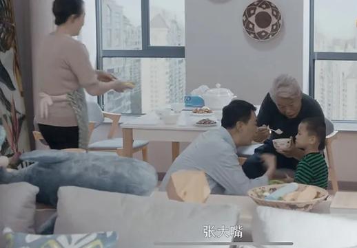 超级宝妈：孩子多大可以培养独立吃饭？其实很早，但被老人的喂饭大法拖延了