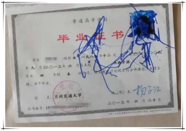 [超级宝妈]宝爸带娃，结果把宝妈毕业证涂毁了，网友：父子一起跪搓衣板