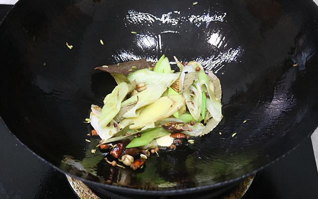 猪肝好吃但难卤，不要直接下锅，记住2个小技巧，鲜嫩不老无腥味