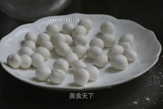 天气凉别再吃冷饮了，试试这道甜品吧！超级好吃又补气血哦