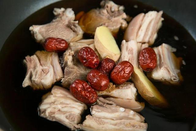 教你红枣炖羊肉的秘制新做法，营养好吃又能解馋，一锅都不够吃