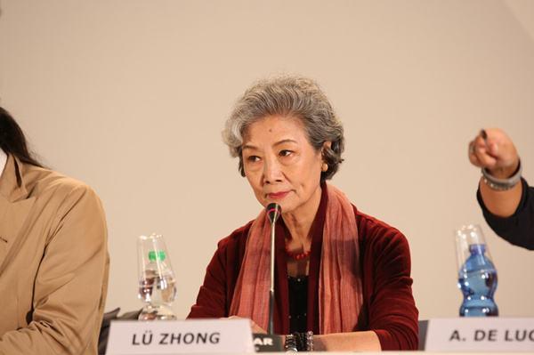 拱白菜的小猪|老戏骨吕中：47岁出道，73岁仍夺影后，与丈夫携手走过半个多世纪