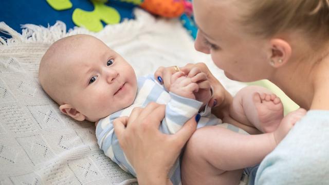 超级宝妈▲孩子一哭闹父母就要抱？心理科学实验给你答案，选错可能伤娃一生