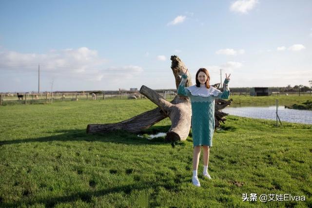 时尚迪科41岁陈乔恩嫩到收不住，穿波点裙搭项链，玩泡泡机水灵如21岁姑娘