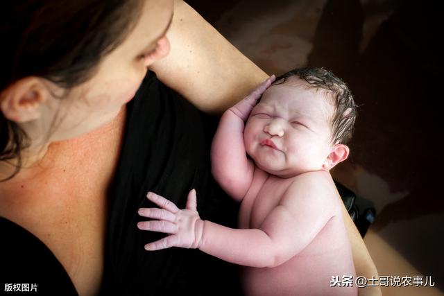 「超级宝妈」在产房陪老婆生孩子，老公吓着了，真的没想到女人生孩子这么痛苦