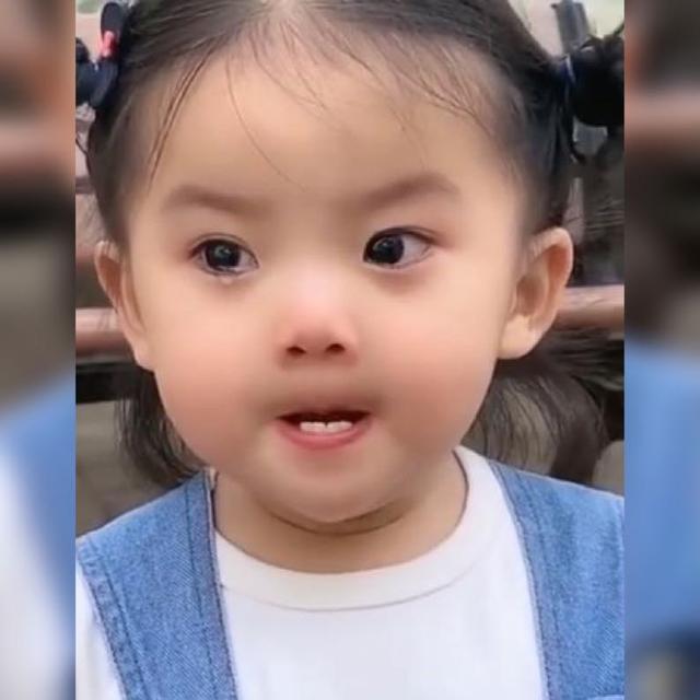 超级宝妈@萌娃强忍眼泪实力演绎“咬牙切齿”，网友：终究还是一人抗下所有