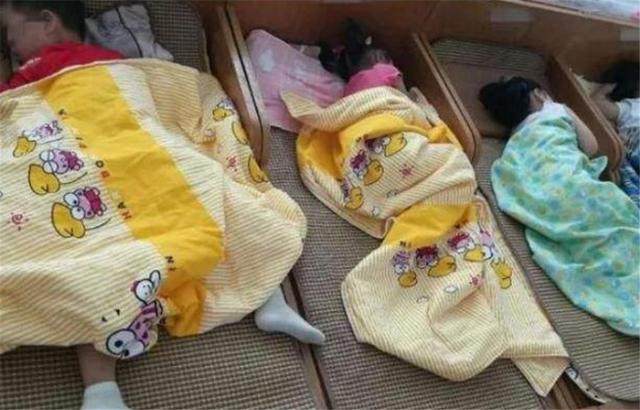 【超级宝妈】幼师发午餐照一分钟后撤回，眼尖宝妈发现端倪，家长群里讨说法