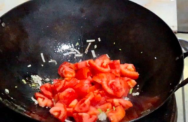 西红柿炒鸡蛋很多人第一步就没做对，难怪不好吃，教你饭店做法