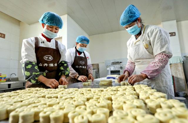 制作|甘肃山丹：炸“糖花子”迎新春