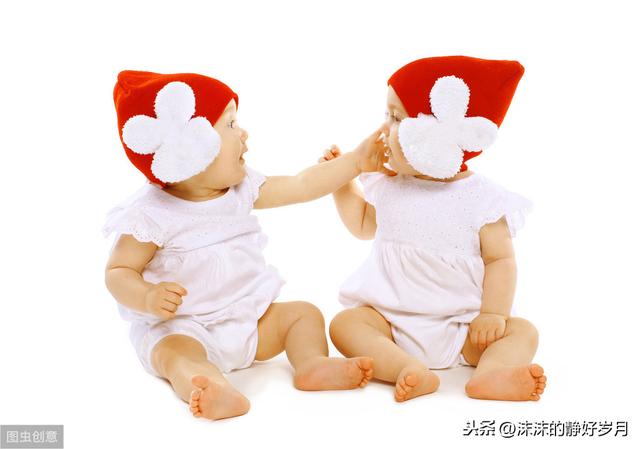 超级宝妈▲同样是吮吸手指，但婴儿和幼儿年龄不同，自然要区别对待哦