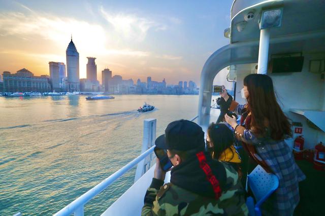 「旅行百事通」上海浦江游览复航开出首个航班 浦江两岸美景尽收眼底