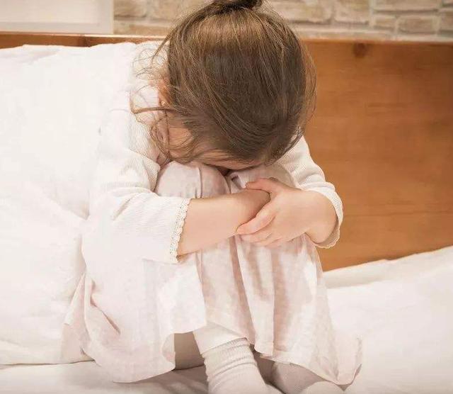 「超级宝妈」给5岁女儿洗澡，公公站在旁边逗娃观看，宝妈心里却犯难了