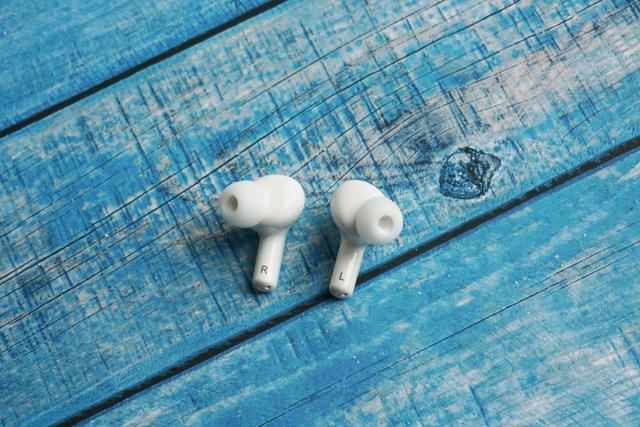 荣耀Earbuds X1：长续航、真无线、纯净音质，百元TWS精品