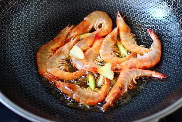 做虾别只会水煮、盐焗，试试香辣芸豆丝爆虾，味道鲜香，方便