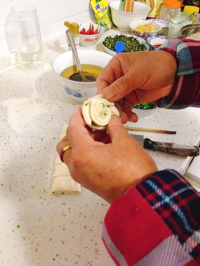 蒸花卷时葱花变色？教你1个小妙招，让你的花卷春意盎然