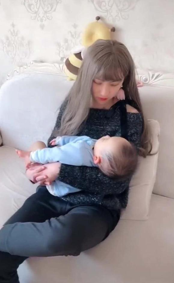 你的育儿经■宝爸“男扮女装”，化妆成“妈妈”哄娃睡觉，网友：心动的感觉