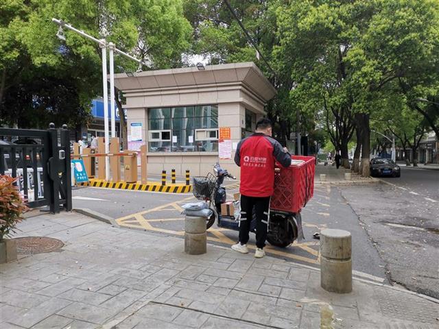 『湖北日报』湖北快递网点复工率达94% 一线人员：派件量堪比“双11”