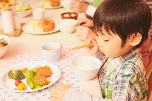 「超级宝妈」金牌月嫂指点“宝宝吃饭难题”，不用催不用喂，4招叫娃主动吃